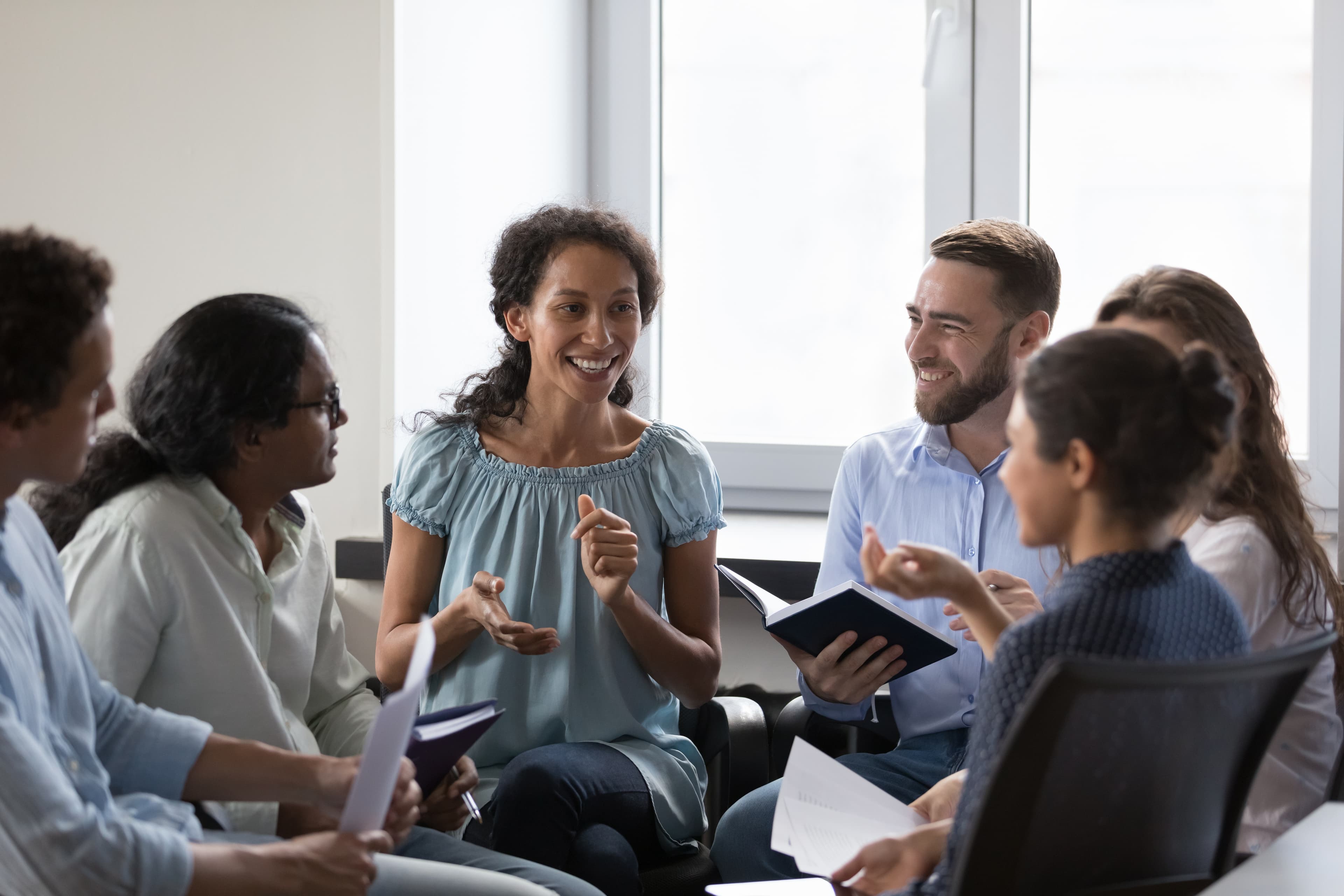 Diverse groep mensen in gesprek