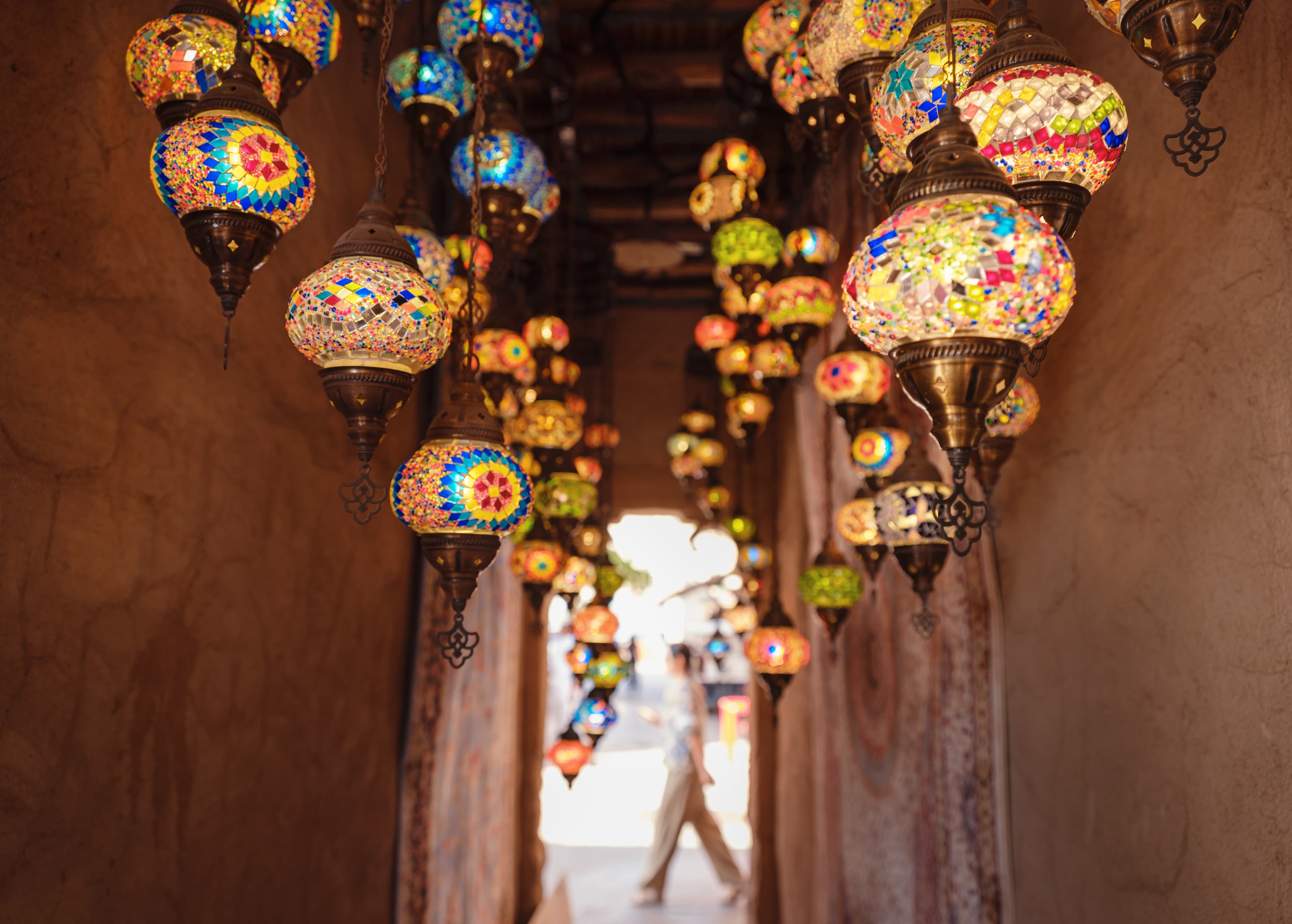 Kleurrijke mozaïeklantaarns in een Arabische soek