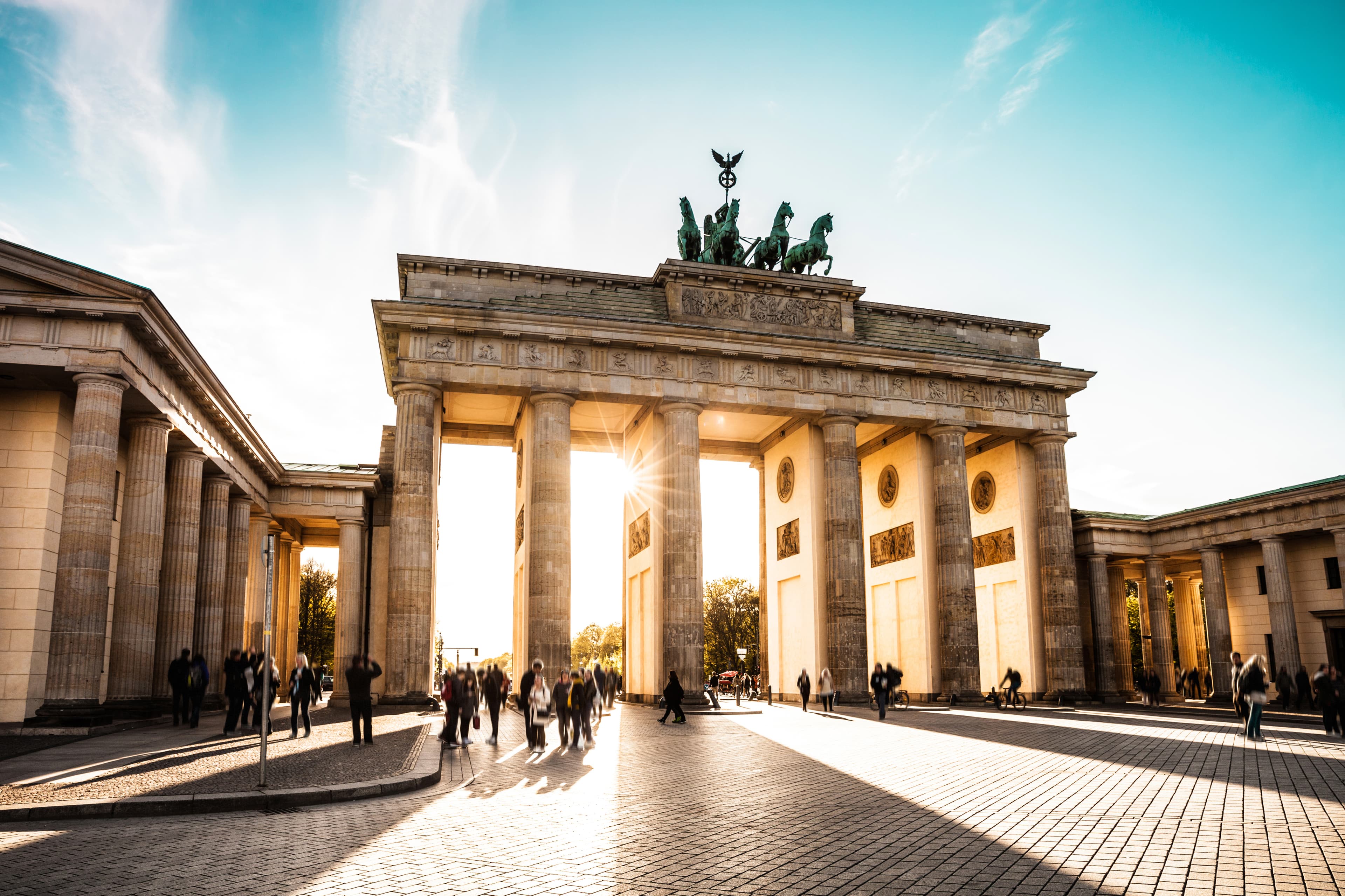 Brandenburger Tor in Berlijn bij zonsondergang