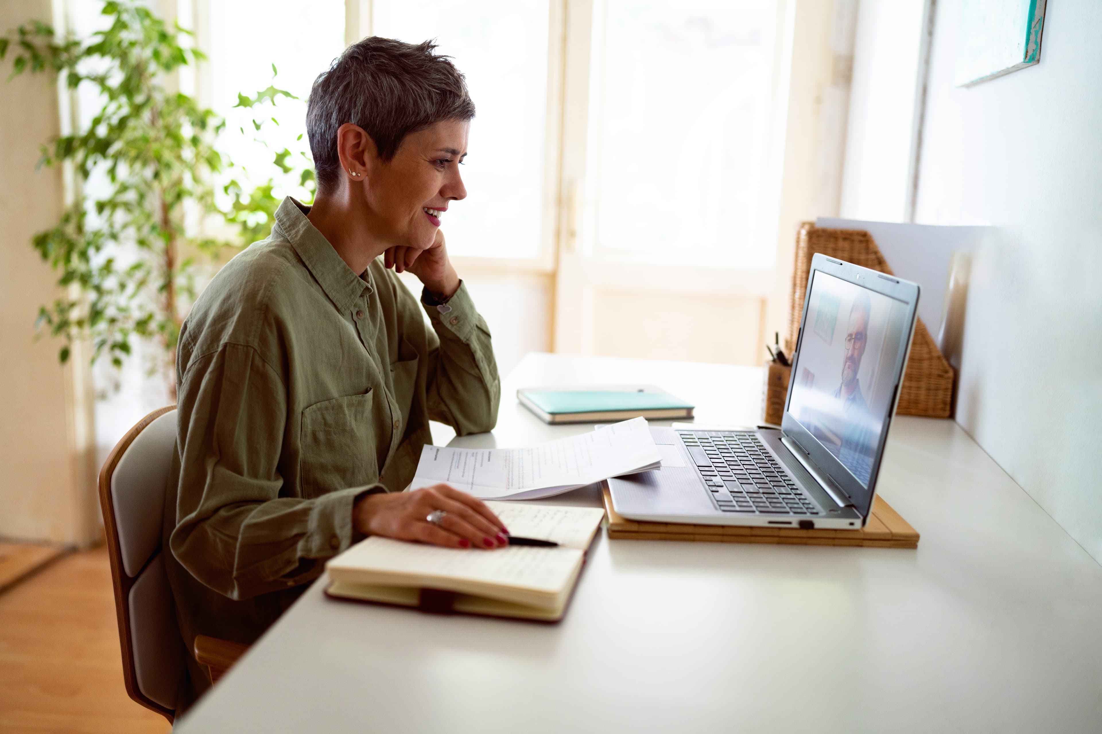 Cursist werkt geconcentreerd aan een online taaltraining