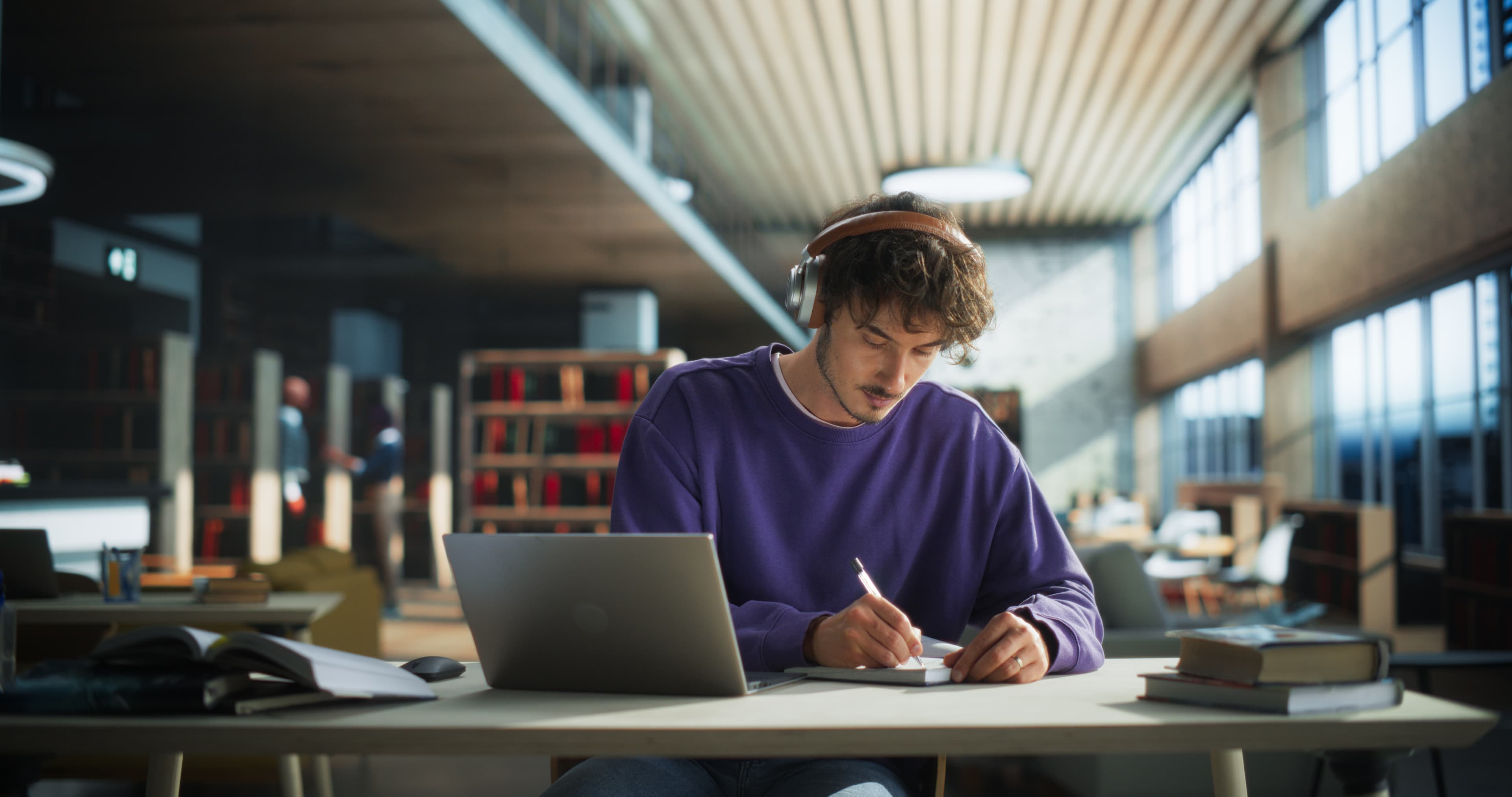 Jonge cursist leert online een taal