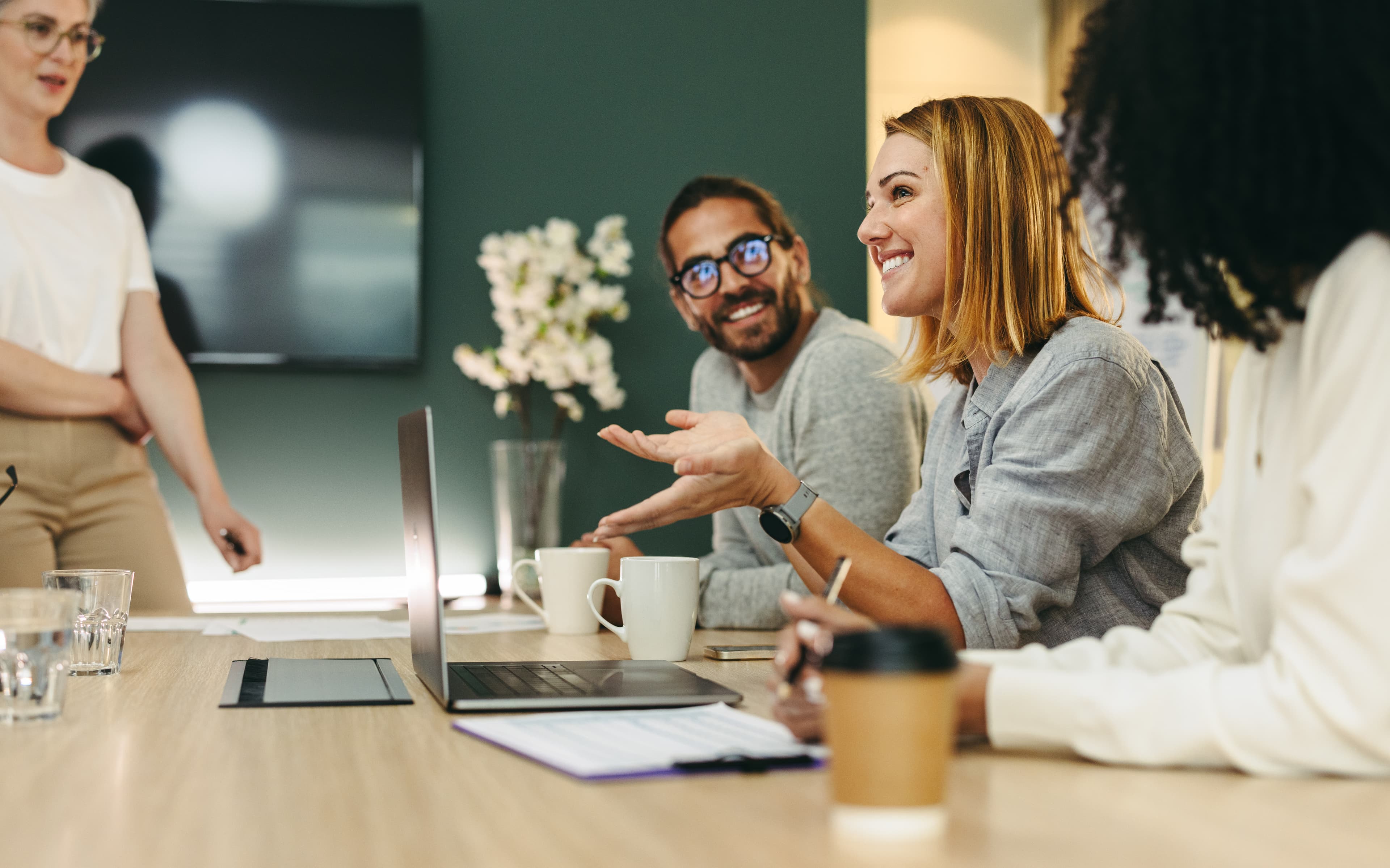 Internationale collega's in gesprek op kantoor