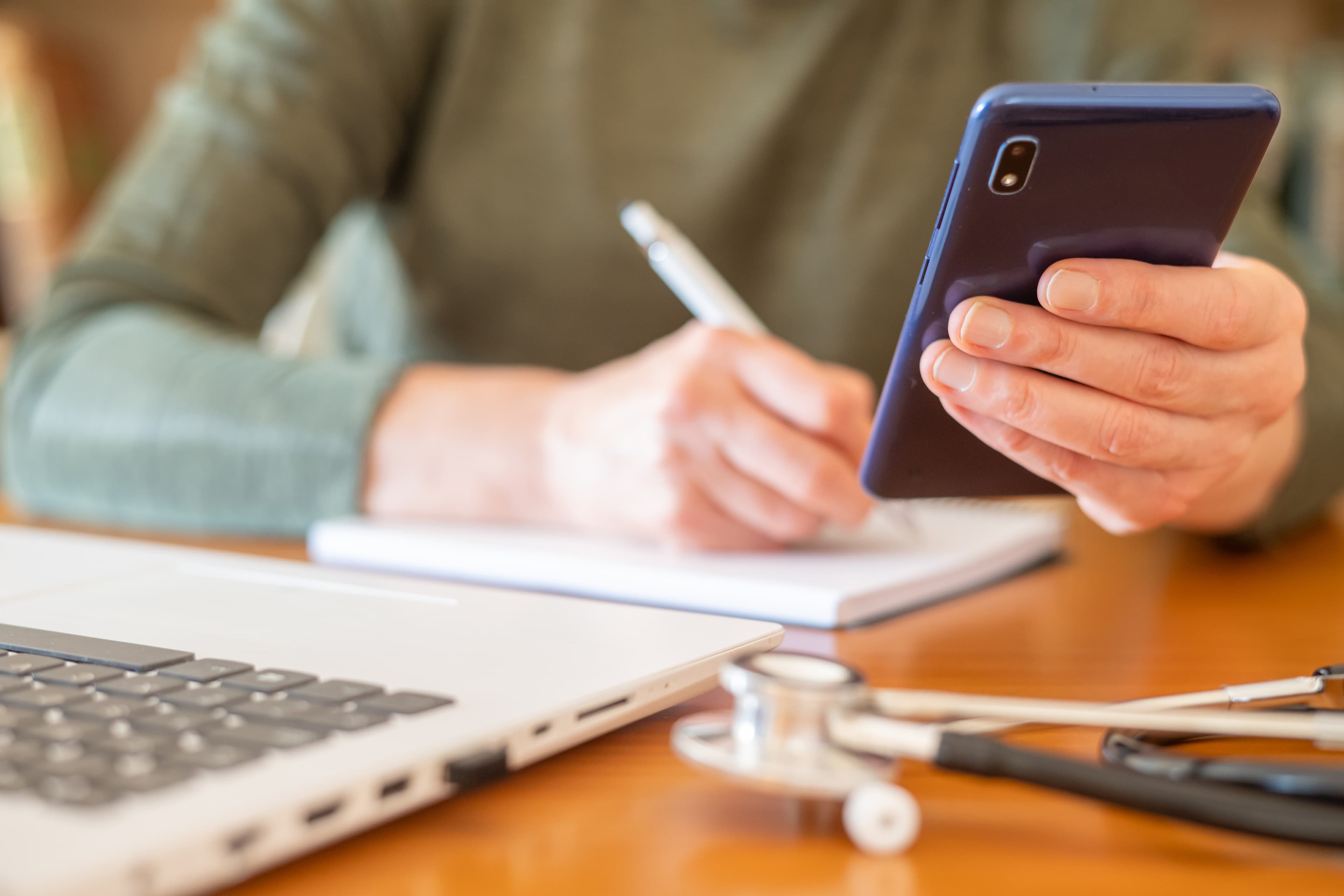 Zelfstudie met notitieboek, app en laptop