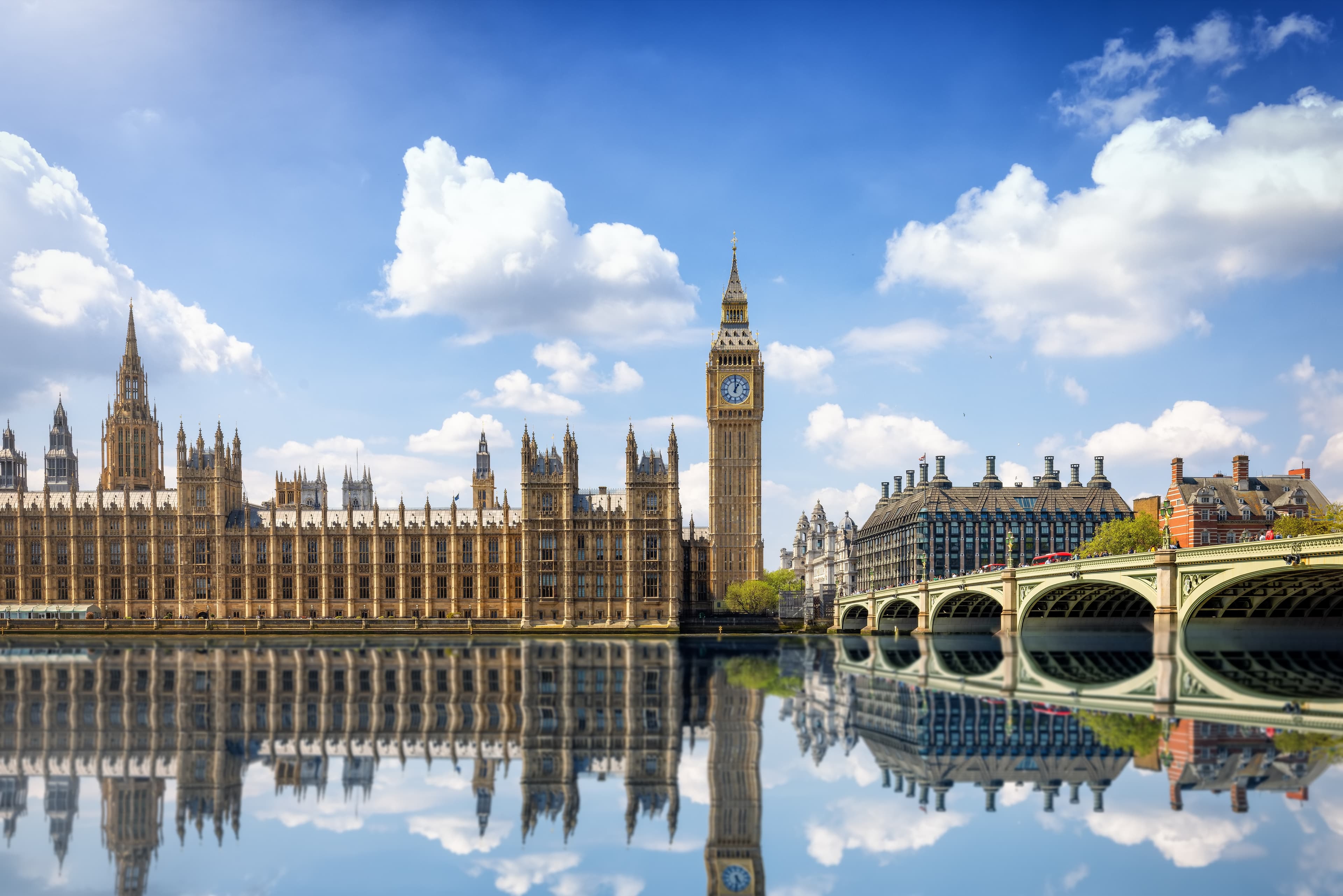 De Houses of Parliament en Big Ben aan de Theems in Londen