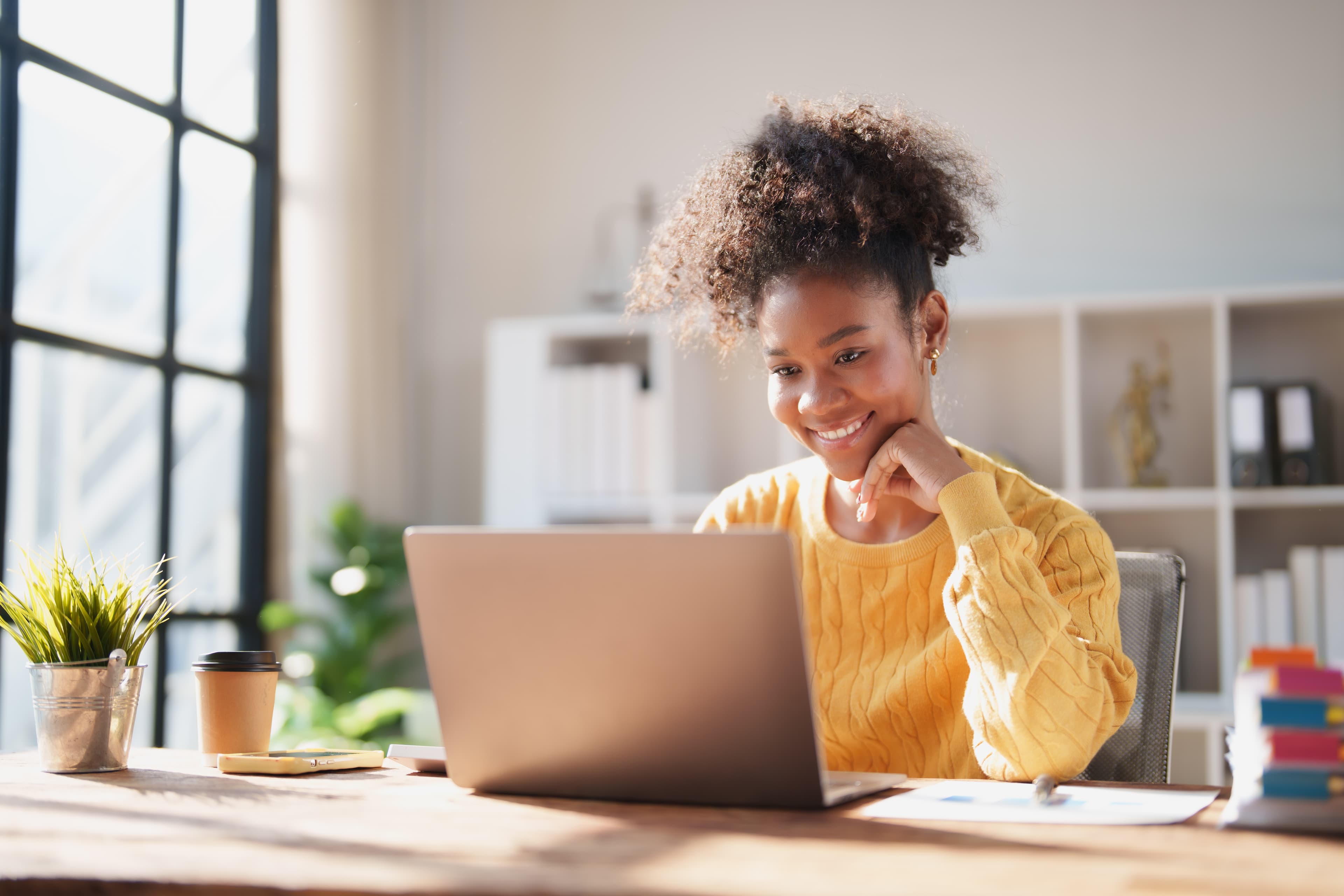 Professional vergelijkt taalpakketten achter laptop