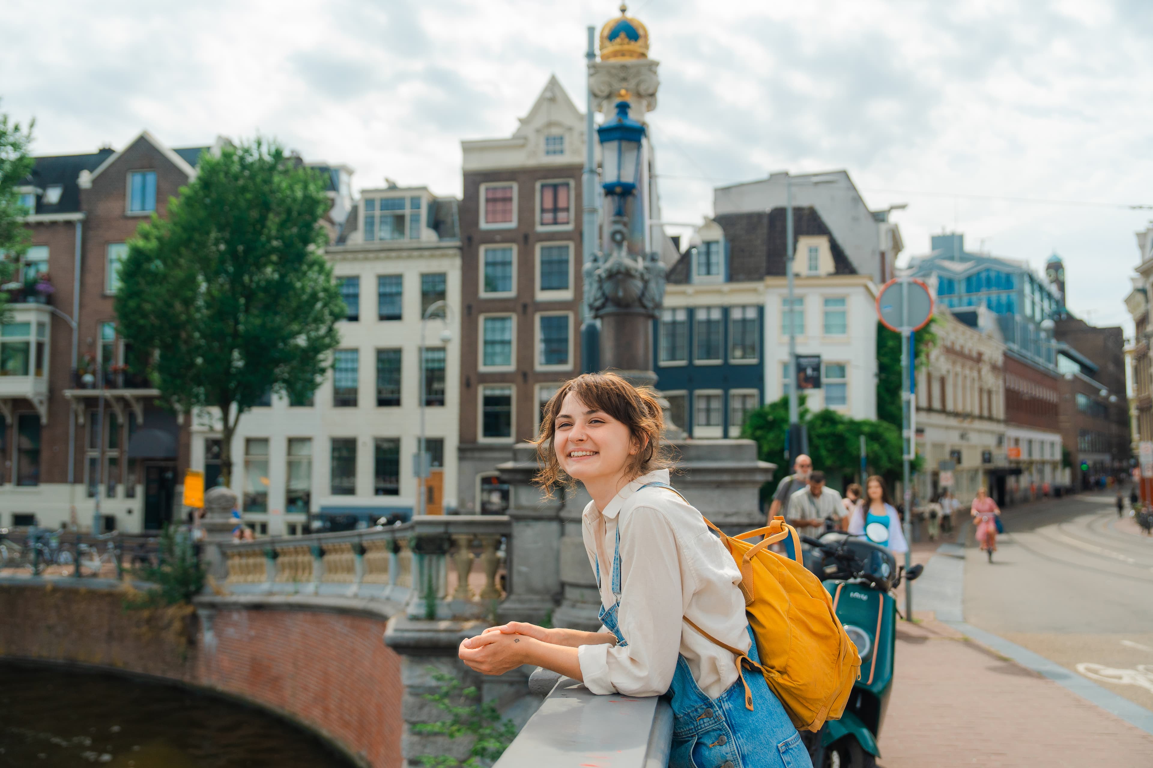 Vrouw bij een Amsterdamse gracht