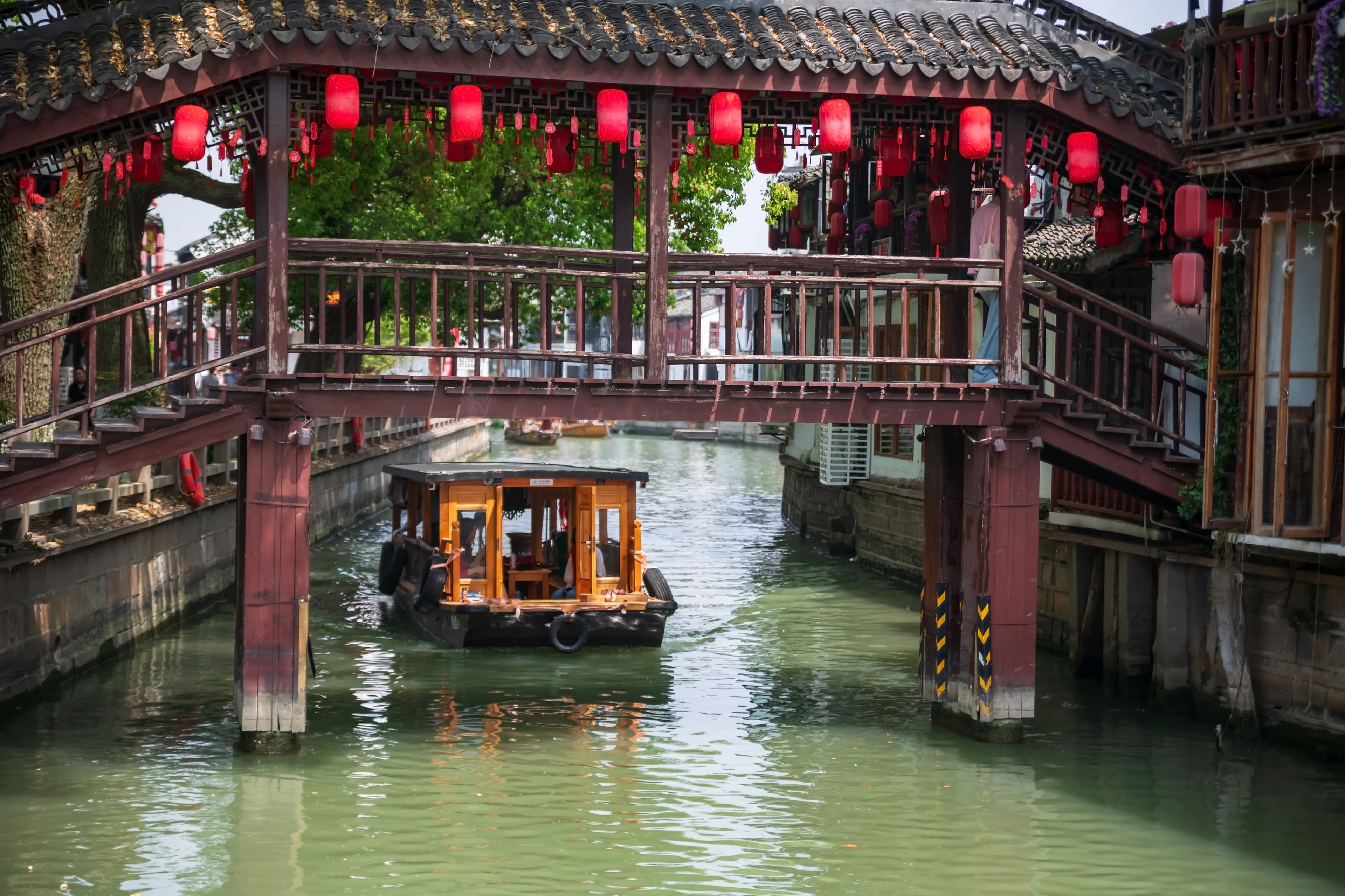 Chinese waterstad met brug en rode lampionnen