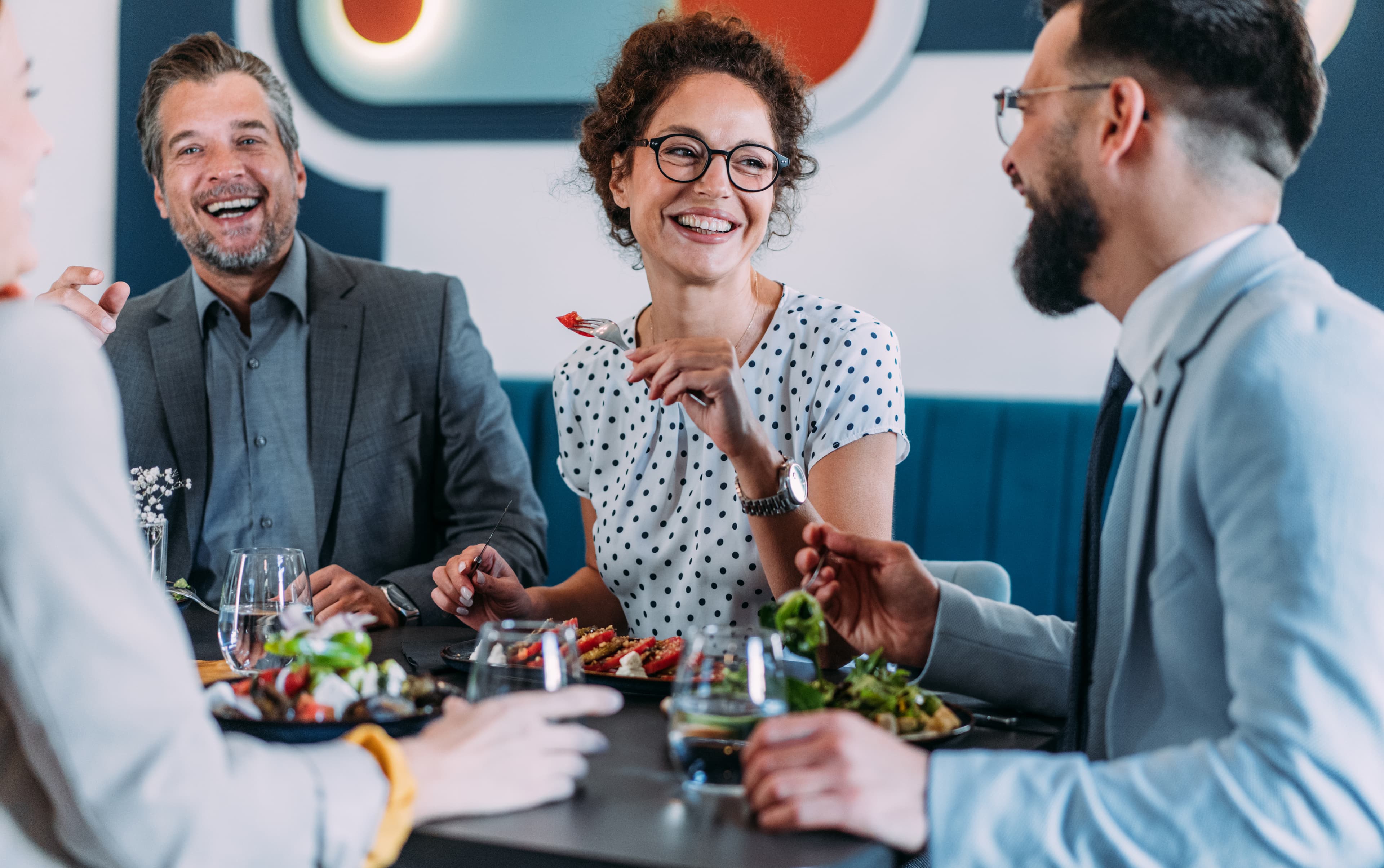 Zakenlunch met collega's in een restaurant