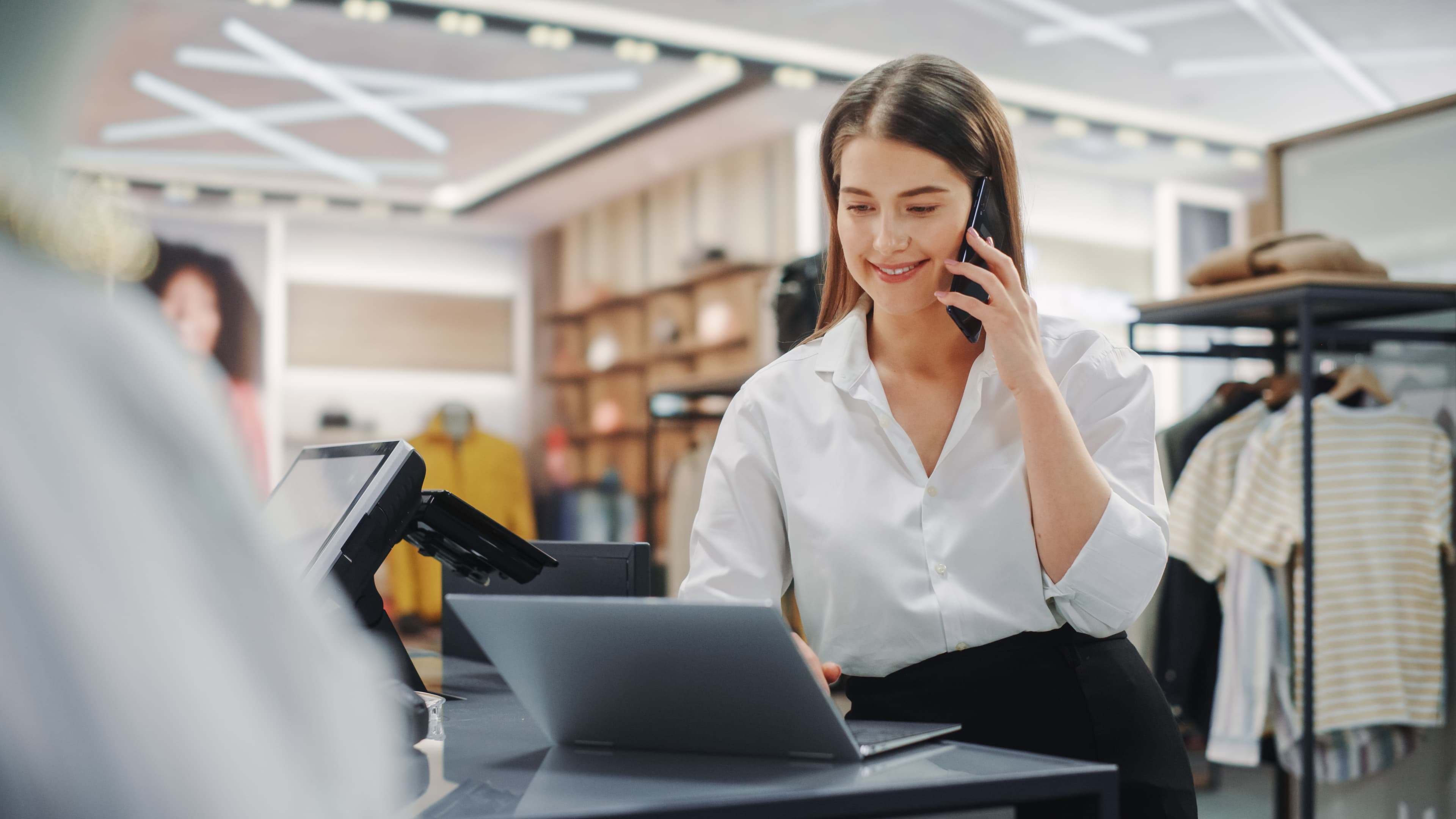 Medewerkster beantwoordt telefonisch een vraag