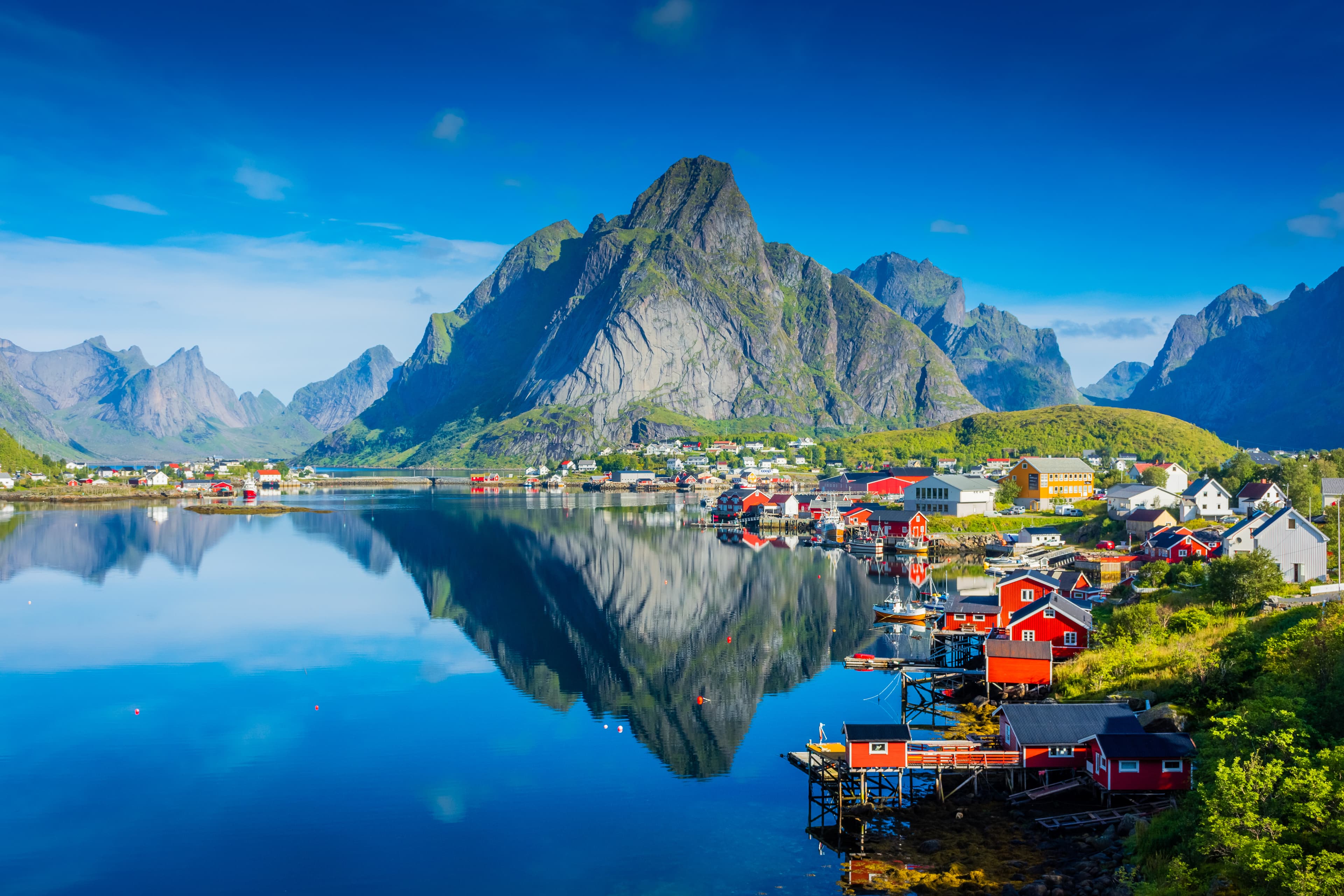 Noors vissersdorp aan een spiegelgladde fjord