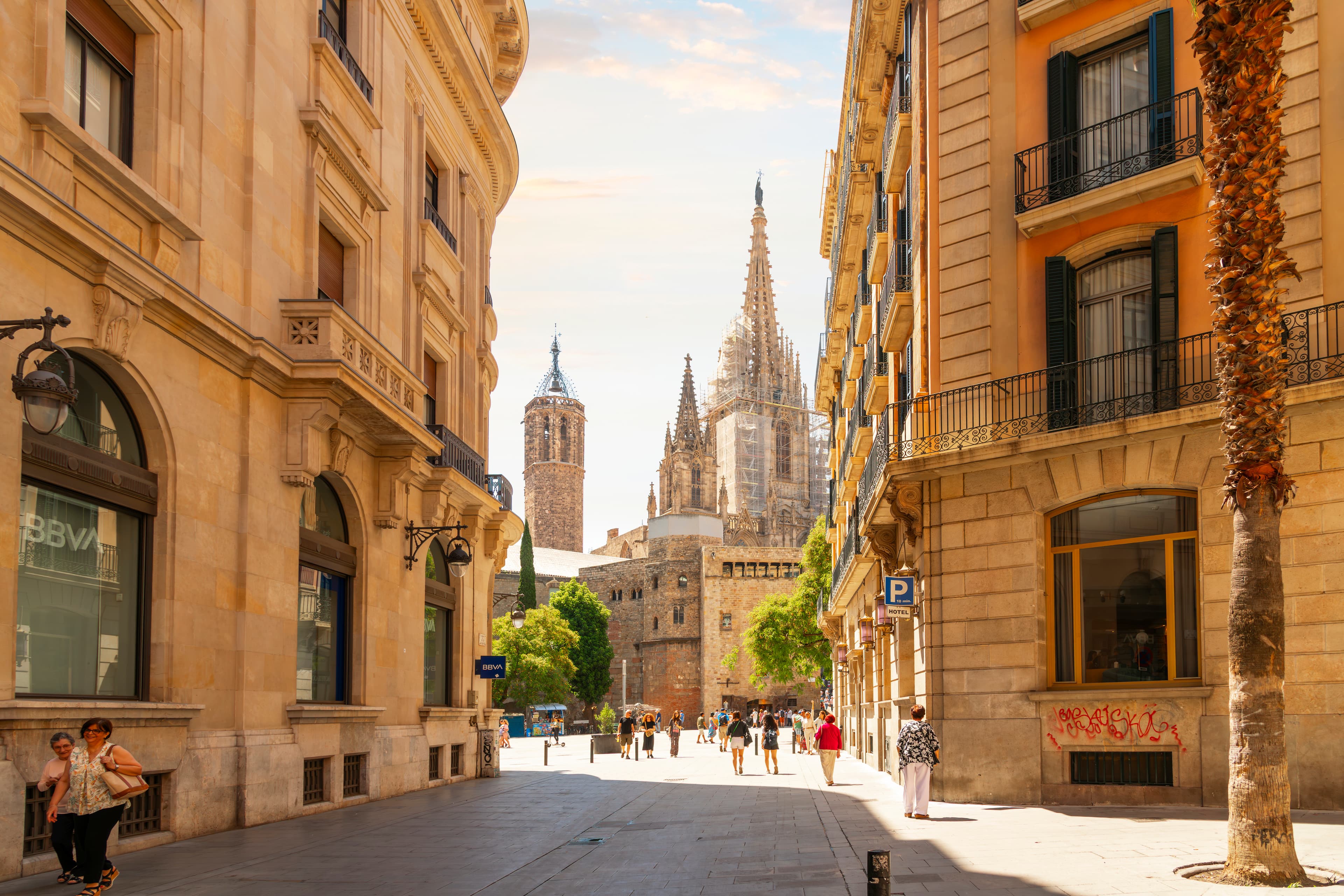 Zonnige straat in de gotische wijk van Barcelona
