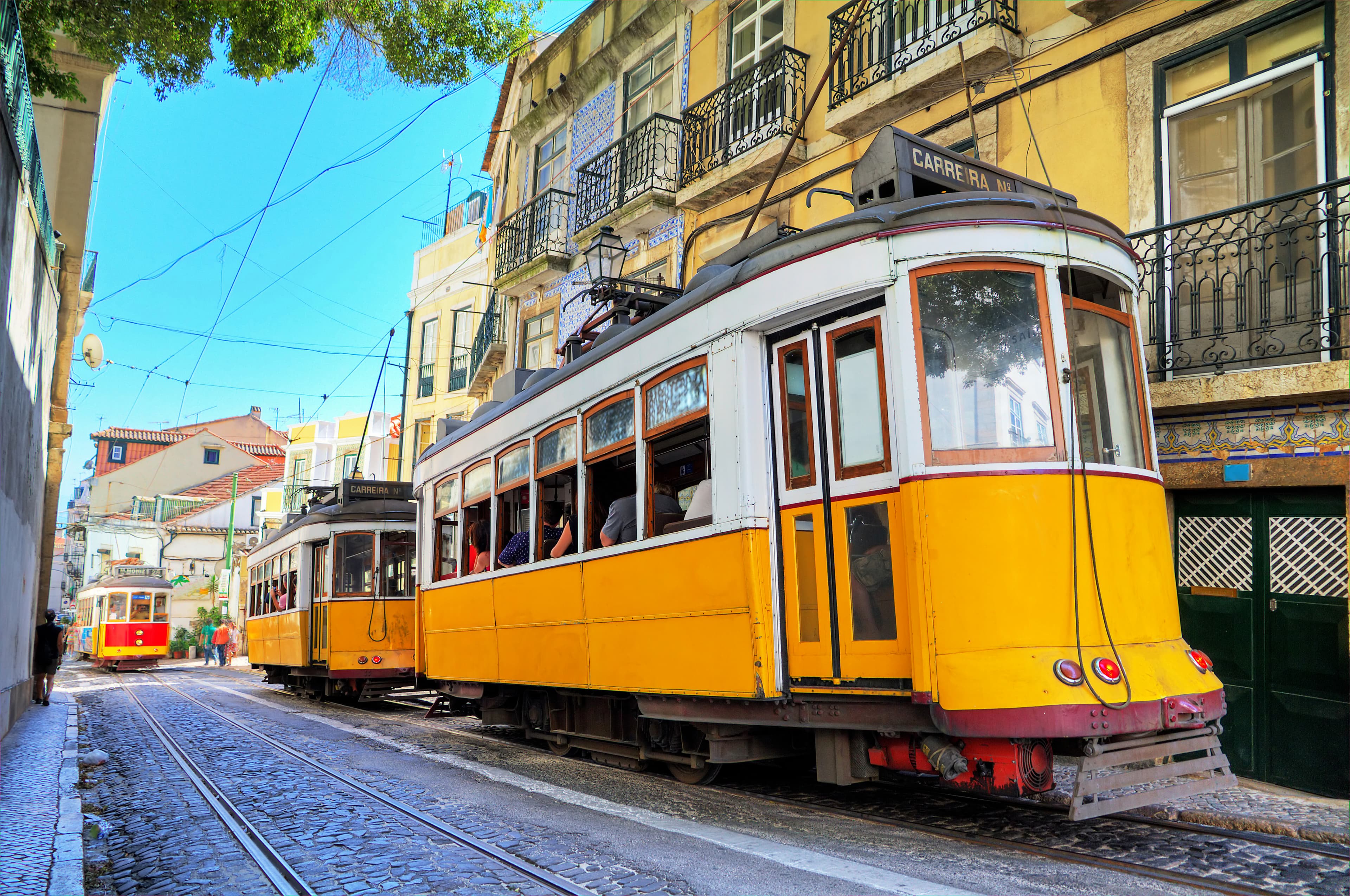 Gele tram 28 in de straten van Lissabon