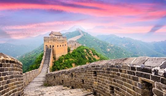 de grote muur van china, met uitzicht op zonsondergang